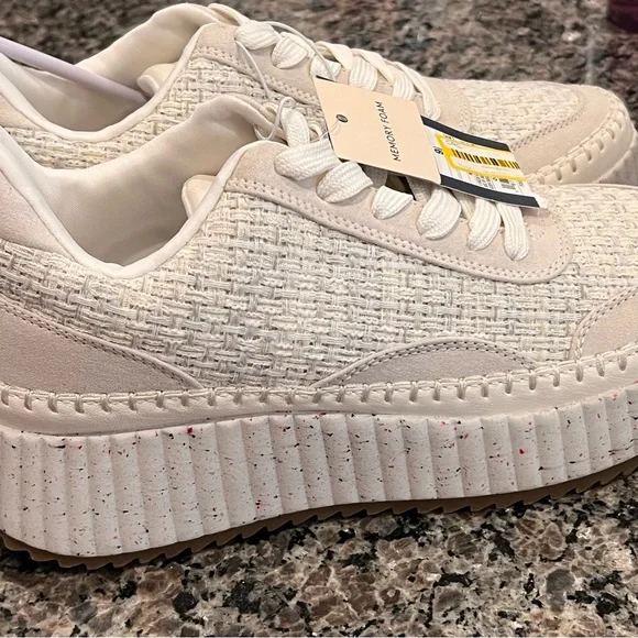 Universal Thread Cream Athletic Shoe NWT - Picture 2 of 6